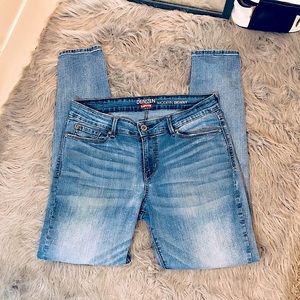 Denizen from Levi’s Modern Skinny jeans Size 8